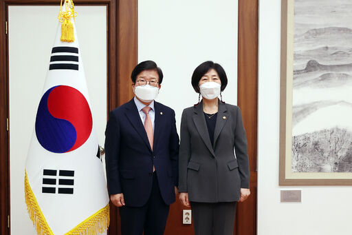 박병석 국회의장은 12일(목) 오후 의장집무실에서 한화진 신임 환경부 장관의 예방을 받았다.