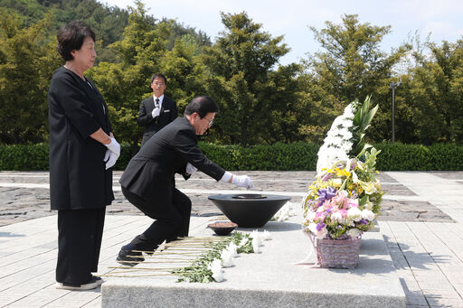 박병석 국회의장은 17일(화) 오후 경남 김해 봉하마을에 있는 고(故) 노무현 전 대통령 묘역을 참배