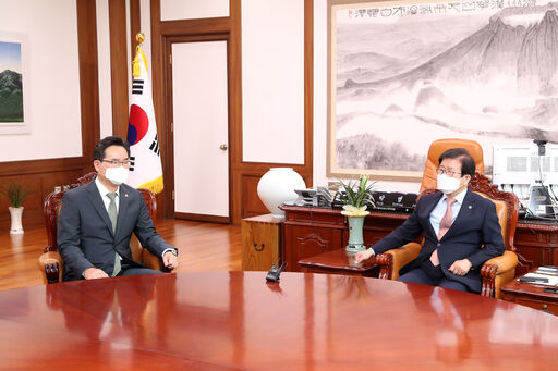 박병석 국회의장은 19일(목) 오전 의장집무실에서 정황근 신임 농림축산식품부 장관의 예방을 받았다.