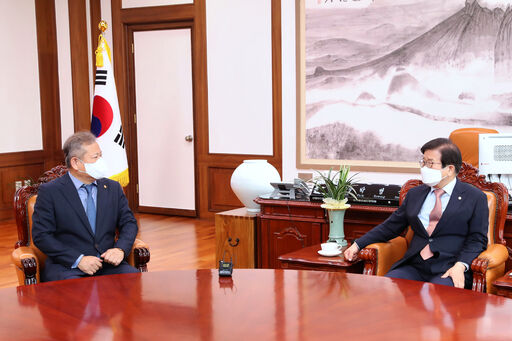 박병석 국회의장은 19일(목) 오후 의장집무실에서 이상민 신임 행정안전부 장관의 예방을 받았다.
