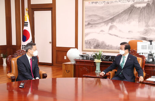 박병석 국회의장은 20일(금) 오전 의장집무실에서 이종호 신임 과학기술정보통신부 장관의 예방을 받았다.