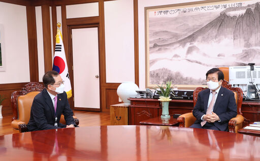 박병석 국회의장은 23일(월) 오후 국회 의장집무실에서 조승환 신임 해양수산부 장관의 예방을 받았다.