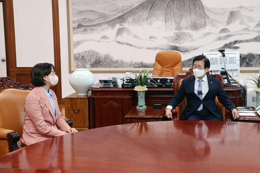 박병석 국회의장은 24일(화) 오후 의장집무실에서 이영 신임 중소벤처기업부 장관의 예방을 받았다.