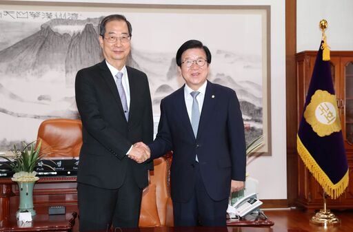 박병석 국회의장은 24일(화) 의장집무실에서 한덕수 신임 국무총리의 예방을 받았다.