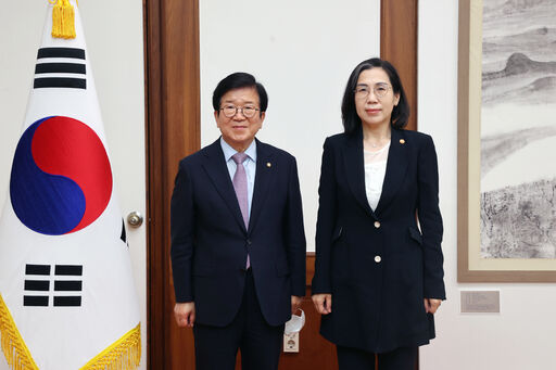 박병석 국회의장은 25일(수) 오전 의장집무실에서 김현숙 신임 여성가족부 장관의 예방을 받았다.