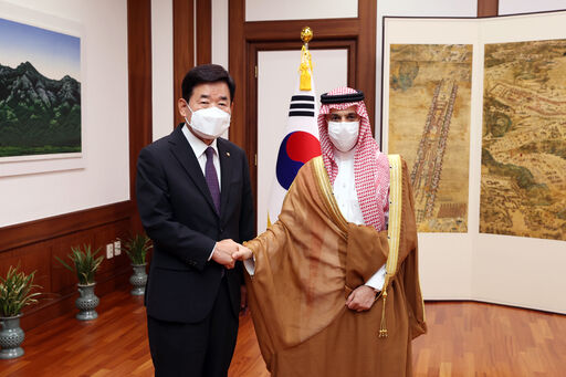 김진표 국회의장은 20일(수) 오후 의장집무실에서 파이살 빈 파르한 알 사우드 사우디아라비아 외교장관을 접견