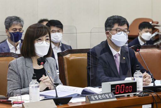 백경란 질병관리청장이 2일 오전 서울 여의도 국회에서 열린 보건복지위원회 전체회의에서 의원들의 질의에 답변하고 있다.
