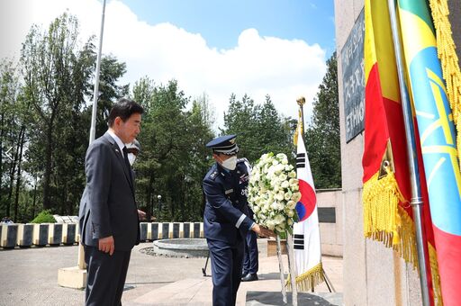 에티오피아를 공식 방문 중인 김진표 국회의장은 현지시간 10일(월) 오전 수도 아디스아바바에 있는 한국전 참전기념비를 찾아 헌화하고