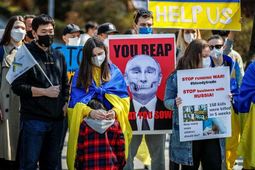 재한우크라이나인들이 지난 4월 서울 중구 서울시립미술관 앞에서 열린 '러시아 규탄 및 전쟁 중단 촉구 집회'에서 피켓을 들고 있다. (사진=뉴시스)