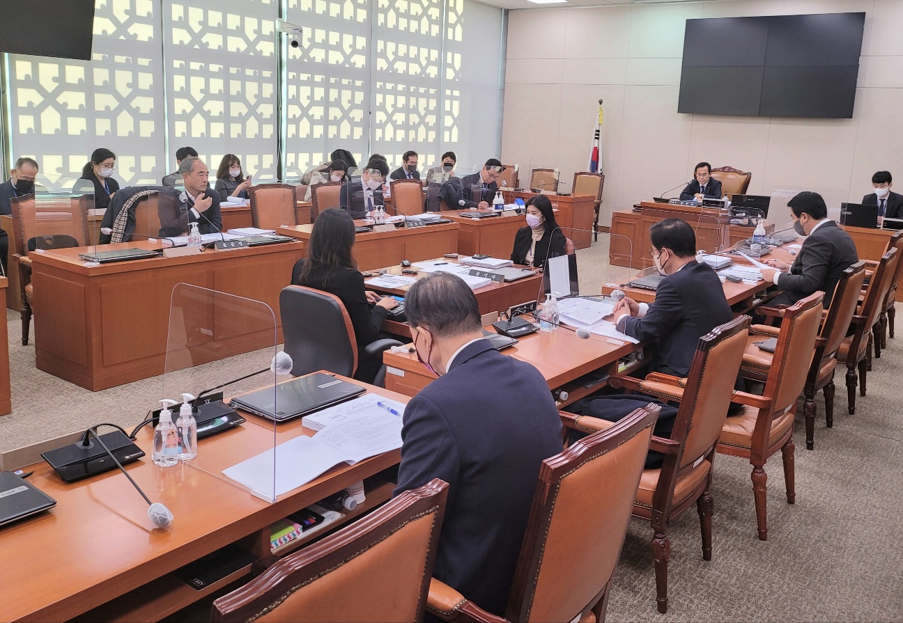 8일(목) 국회 농림축산식품해양수산위원회 농림축산식품법안심사소위 제400회국회(정기회) 제6차 회의가 김승남 소위원장 주재로 진행되고 있다.(사진=윤희은 기자)