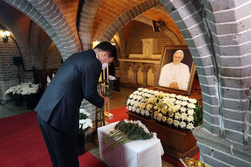 김진표 국회의장은 2일(월) 오후 서울 중구 명동대성당 지하 분향소를 찾아 지난달 31일(현지시간) 향년 95세로 선종한 베네딕토 16세 전 교황을 조문