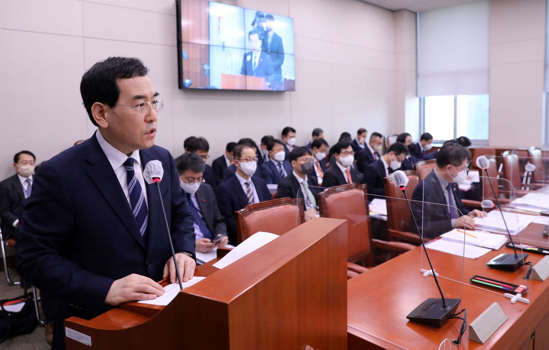 지난 11일 서울 여의도 국회에서 열린 산업통상자원중소벤처기업위원회 전체회의에서 이창양 산업통상자원부 장관이 「제10차 전력수급기본계획」을 보고하고 있다.(사진=뉴시스)