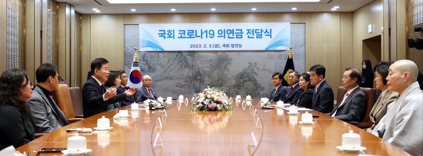 김진표 국회의장이 3일(금) 오전 국회 접견실에서 '국회 코로나19 의연금'을 김병준 사회복지공동모금회 회장에게 전달하고 있다.(사진=국회사무처 사진팀)