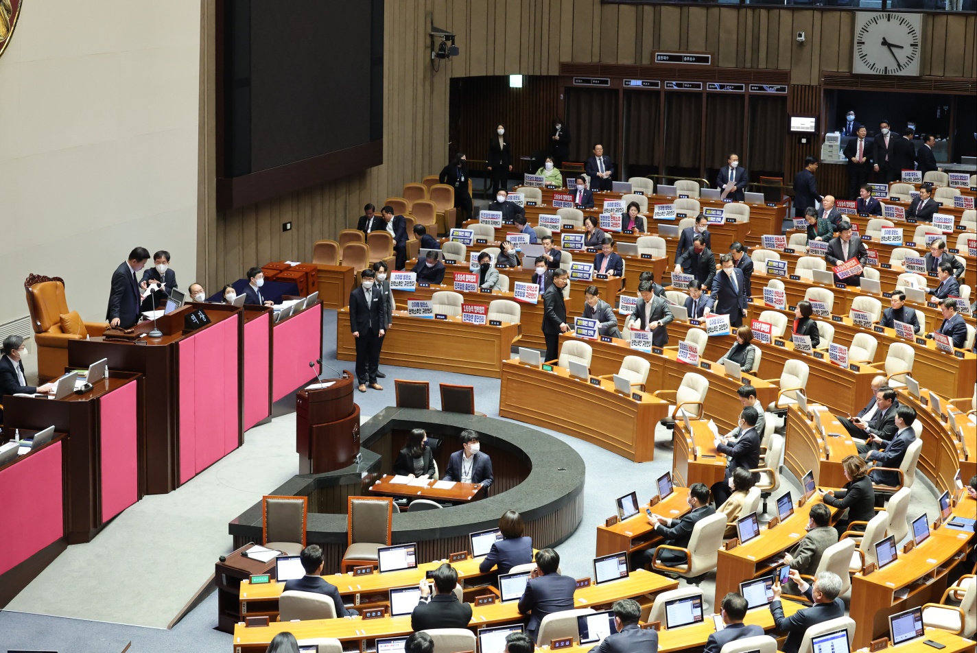 8일(수) 제403회국회(임시회) 제4차 본회의를 열고 「행정안전부장관(이상민) 탄핵소추안」