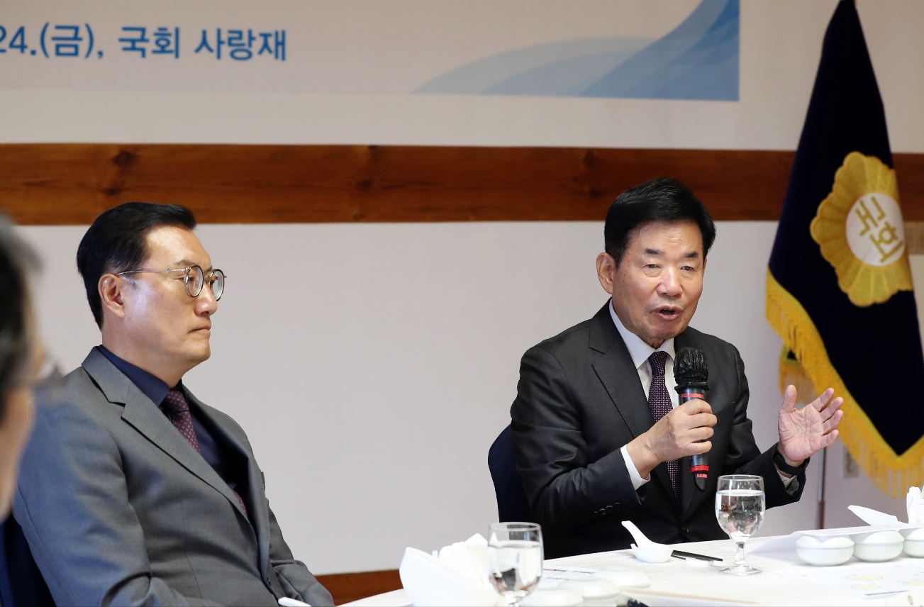 김진표 국회의장이 24일(금) 오전 국회 사랑재에서 열린 '대한민국 국회 의정대상 심의위원회 위촉식'에 참석해 조경호 심의위원장에게 위촉장을 수여하고 있다.(사진=국회사무처 사진팀)