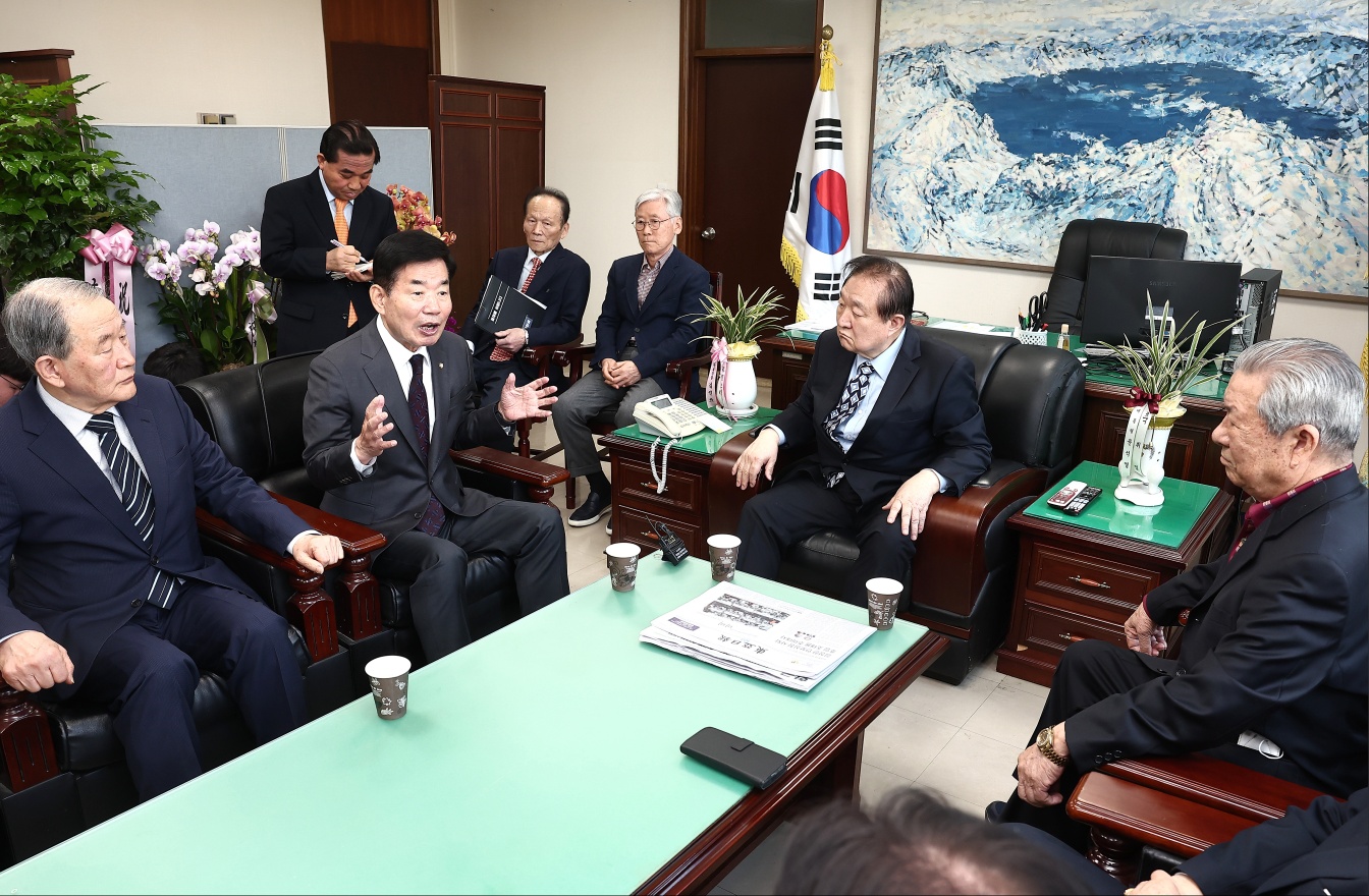 김진표 국회의장은 30일(목) 오전 국회 헌정회 사무실을 찾아 정대철 신임 헌정회장을 예방하고 담소를 나눴다