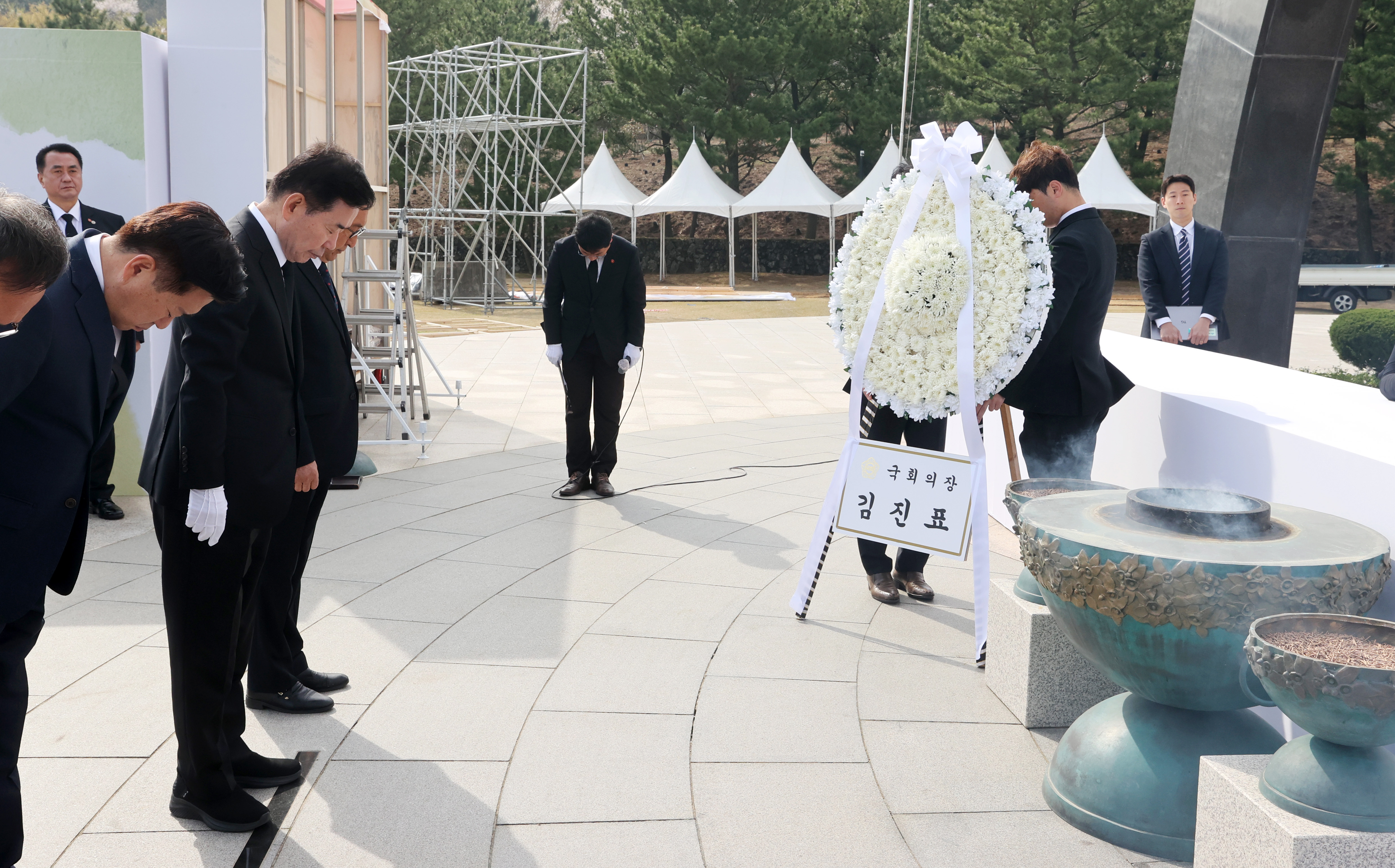 김진표 국회의장이 1일(토) 오전 제주 4·3평화공원에서 열린 제75주년 4·3 희생자 추념식에 참석해 기념촬영을 하고 있다.(사진=국회사무처 사진팀)