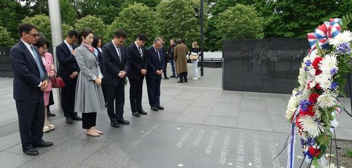 한일 대표단은 한국전쟁 참전용사 기념비를 방문해 추모대에서 함께 묵념하고