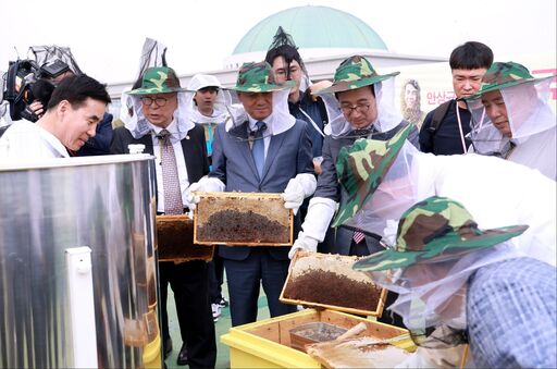 14일(화) 오전 국회도서관 옥상에서 이광재 국회사무총장과 주호영·어기구 의원, 이명우 국회도서관장, 안상규 안상규벌꿀 대표, 윤화현 한국양봉협회장 등이 참석한 가운데 채밀 행사