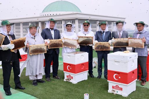 14일(화) 오전 국회도서관 옥상에서 이광재 국회사무총장과 주호영·어기구 의원, 이명우 국회도서관장, 안상규 안상규벌꿀 대표, 윤화현 한국양봉협회장 등이 채밀(採蜜)을 하고 있다.(사진=국회사무처 사진팀)