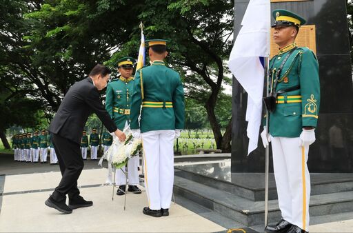 필리핀을 공식 방문 중인 김진표 국회의장이 24일 오전(이하 현지시간) 수도 마닐라에서 한국전 참전 기념비를 헌화하고 있다.(사진=김지범 촬영관)