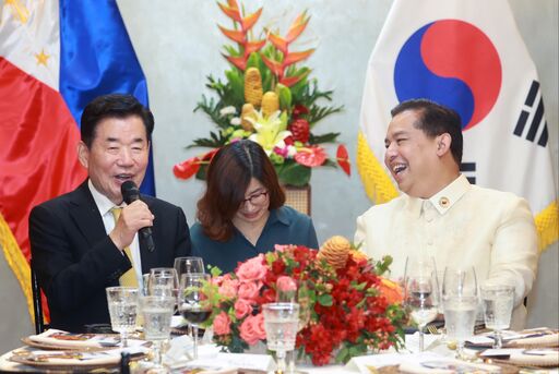 김진표 국회의장은 현지시간 24일(월) 수도 마닐라에 위치한 하원 사우스 윙 별관에서 페르디난드 마틴 고메즈 로무알데즈 로무알데즈 하원의장과 업무 오찬을 갖고 광물개