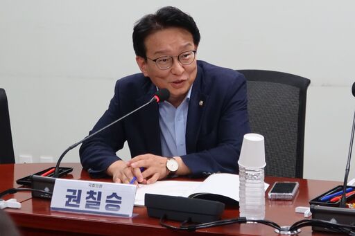 6일(수) 국회의원회관 제4간담회실에서 열린 '리걸테크 산업진흥 및 이용촉진을 위한 법률서비스법 입법' 토론회에서 주최자인 권칠승 더불어민주당 의원이 발언하고 있다.(사진=윤희은 기자)