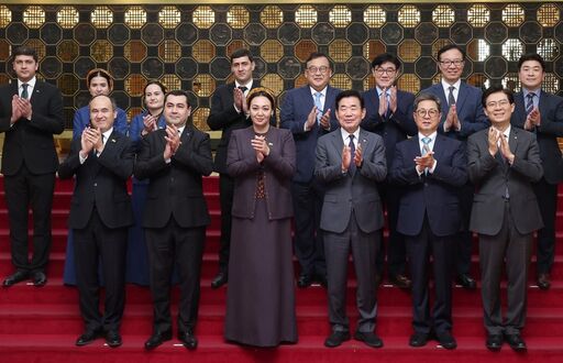 18일(화) 오전 국회 본관 로텐더홀 아래 계단에서 김진표 국회의장 등 대한민국국회 관계자들과,