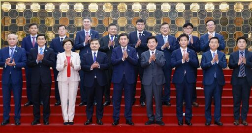 18일(화) 오후 국회 본관 로텐더홀 아래 계단에서 김진표 국회의장 등 대한민국국회 관계자들과, 