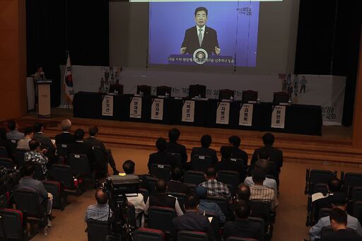 김진표 국회의장이 26일(화) 오후 광주광역시 5·18기념문화센터에서 국회의장 직속 헌법개정 및 정치제도 개선 자문위원회(공동위원장 이상수·이주영·박상철) 주최로 열린 제6회(호남·제주권) '국민공감 개헌 시민공청회'에서 영상축사를 하고 있다.(사진=유윤기 촬영관)