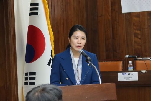 26일(화) 국회도서관 소회의실에서 열린 '임신·출산 보편적 상담지원시스템 어떻게 마련할 것인가?' 토론회에서 주최자인 신현영 의원이 발언하고 있다.(사진=윤희은 기자)