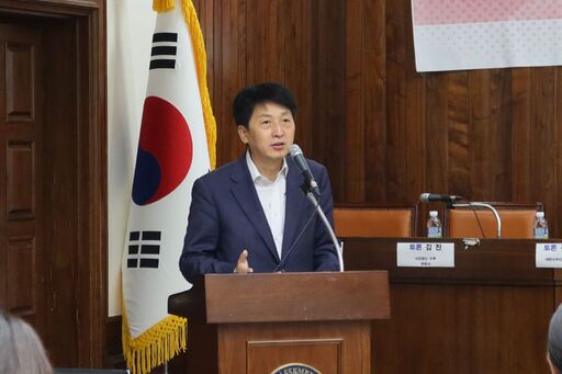 26일(화) 국회도서관 소회의실에서 열린 '임신·출산 보편적 상담지원시스템 어떻게 마련할 것인가?' 토론회에서 주최자인 오기형 의원이 발언하고 있다.(사진=윤희은 기자)