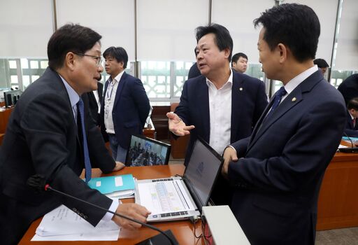 17일(화) 국회 보건복지위원회 국정감사에서 신동근(왼쪽부터) 위원장, 강기윤 국민의힘 간사, 고영인 더불어민주당 간사가 대화를 나누고 있다.(사진=뉴시스)