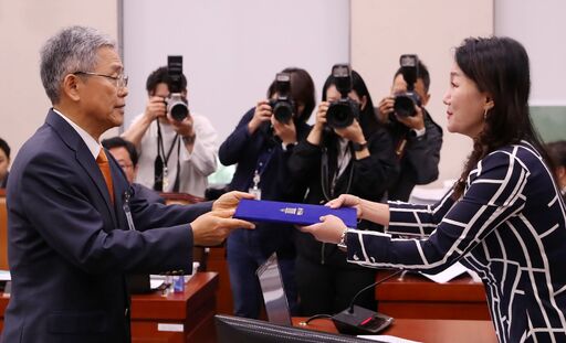 19일(목) 국회 산업통상자원중소벤처기업위원회 국정감사에서 김동철(왼쪽) 한국전력공사 사장이 이재정 산업통상자원중소벤처기업위원장에게 선서문을 제출하고 있다.(사진=뉴시스)