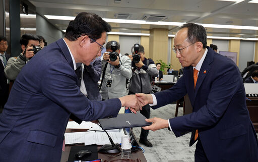 추경호(오른쪽) 경제부총리 겸 기획재정부 장관이 19일(목) 국회 기획재정위원회 국정감사에 출석해 김상훈 위원장에게 증인선서문을 전달하고 있다.(사진=뉴스1)