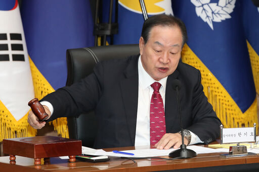 한기호 국회 국방위원장이 24일(화) 해군본부·해병대사령부 등을 대상으로 실시한 국정감사에서 의사봉을 두드리고 있다.(사진=뉴스1)