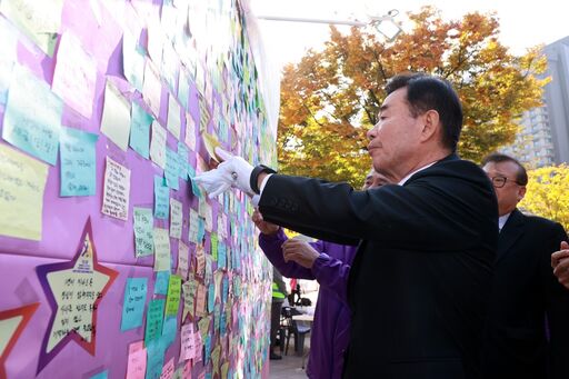 김진표 국회의장이 29일(일) 이태원 참사 1주기를 맞아 서울광장에 마련된 이태원 참사 희생자 분향소를 조문하고 있다.(사진=국회사무처 사진팀)