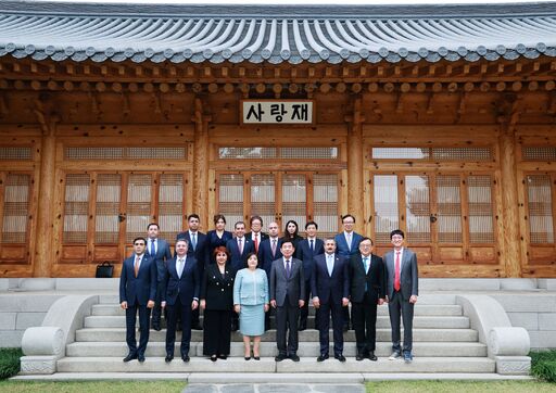 김진표 국회의장이 1일(수) 오전 의장접견실에서 사히바 가파로바 아제르바이잔 국회의장과 악수하고 있다.(사진=국회사무처 사진팀)