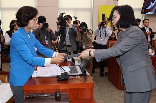 2일(목) 국회 여성가족위원회가 여성가족부 등 소관기관을 대상으로 실시한 국정감사에서 김현숙(왼쪽) 여성가족부 장관이 권인숙 위원장에게 선서문을 전달하고 있다.(사진=뉴스1)