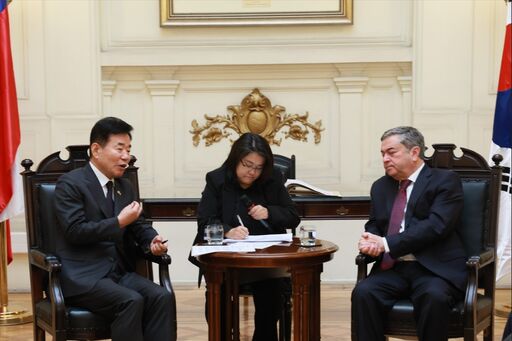 칠레를 공식 방문한 김진표 의장은 현지시간 16일(목) 오전 상원 회의장에서 후안 안토니오 콜로마 코레아 상원의장과 양자회담을 했다