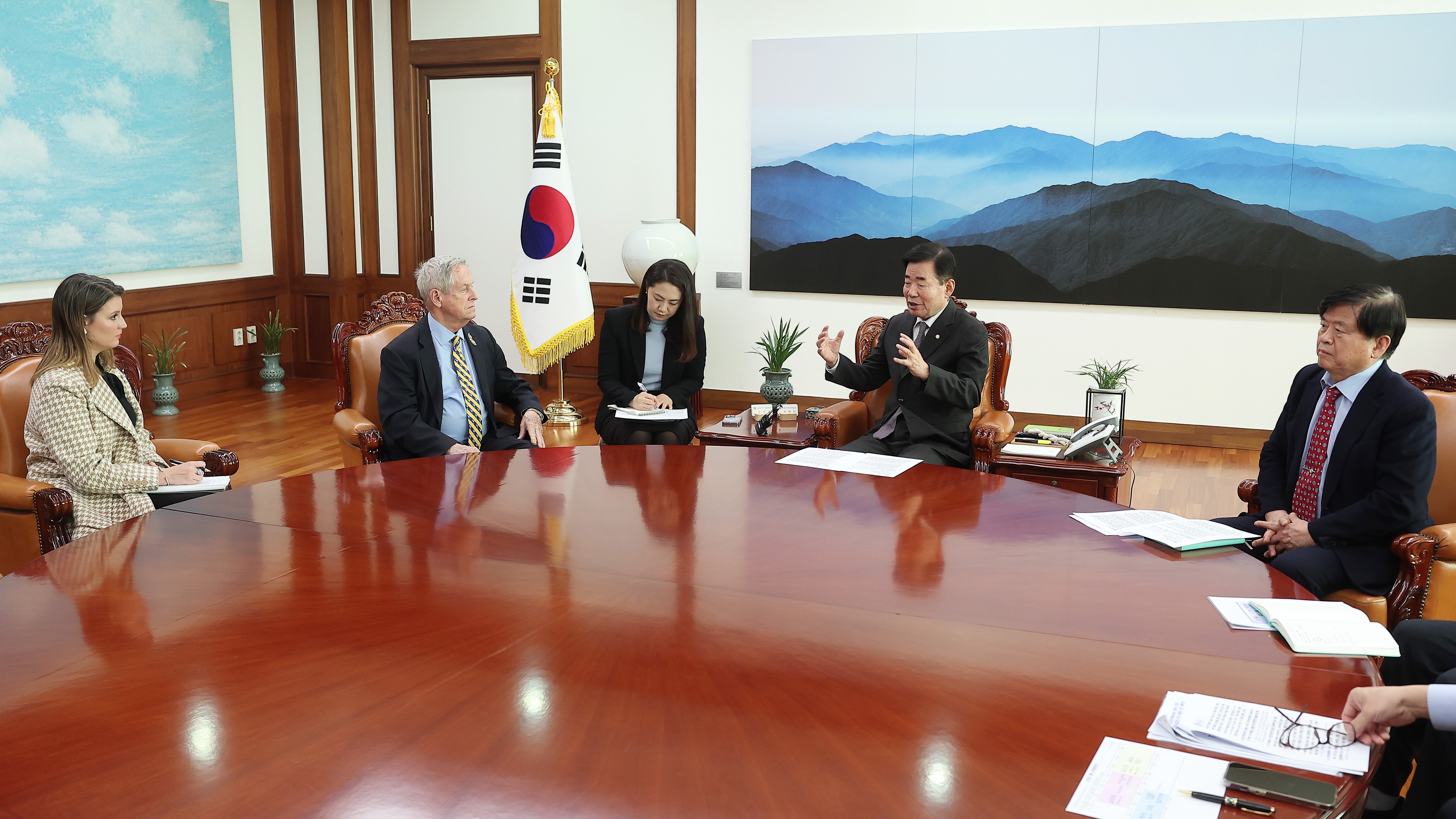 김진표 국회의장이 26일(금) 오전 의장집무실에서 조 윌슨 미 연방 하원의원과 반갑게 악수하고 있다.(사진=국회사무처 사진팀)