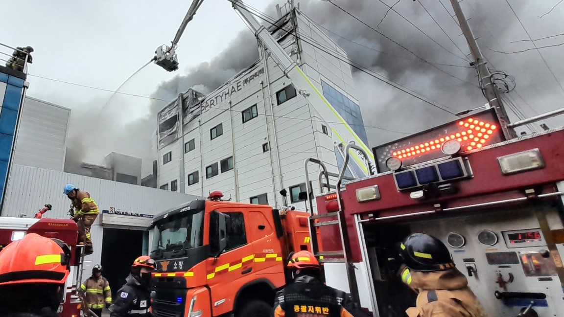 지난 21일 인천시 서구 가좌동의 플라스틱 제조 업체에서 화재가 발생해 소방관들이 화재 진압을 하고 있다.(사진=뉴시스)