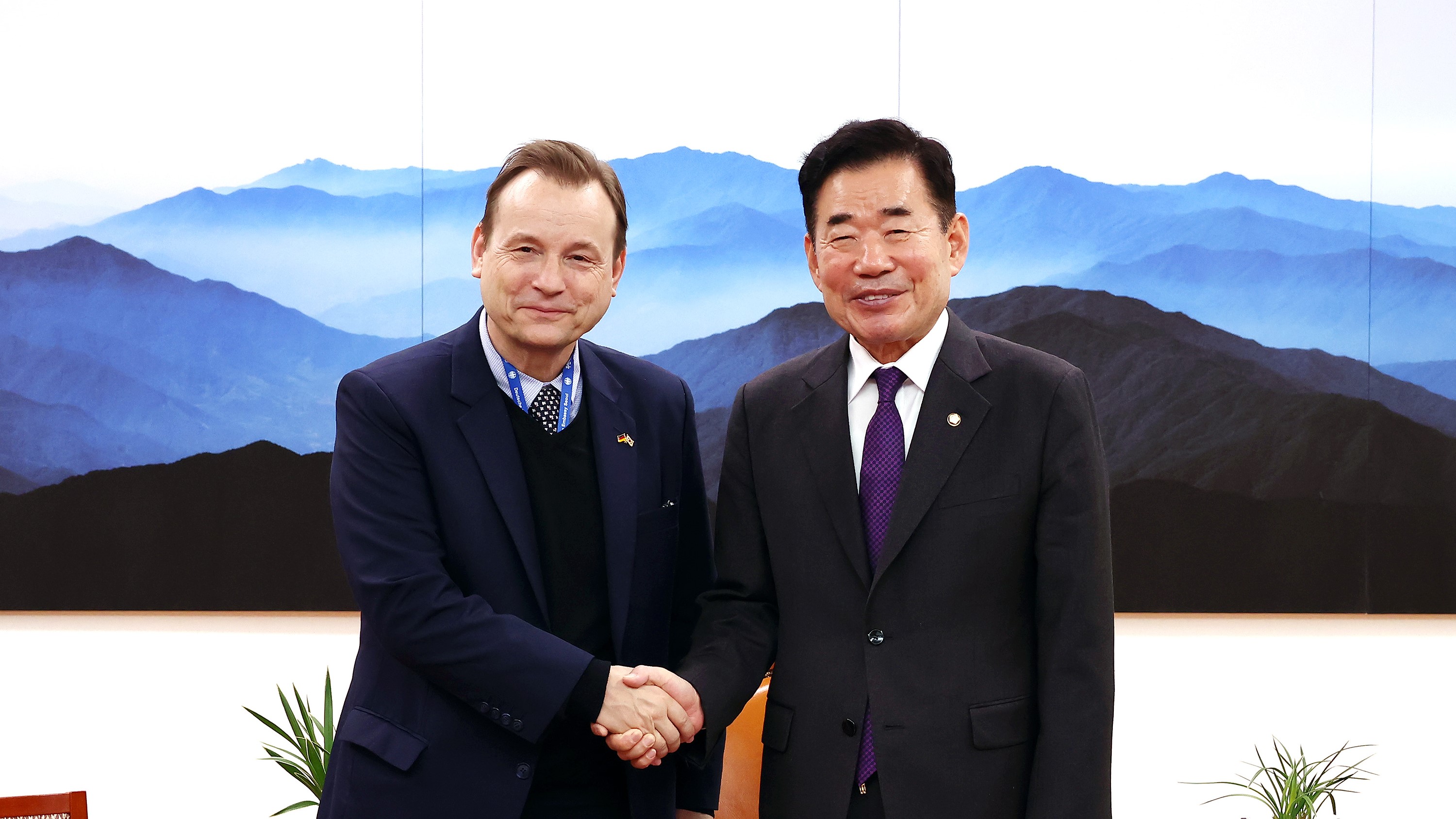 김진표 국회의장은 4일(월) 오후 의장집무실에서 반 데르 플리트 주한네덜란드대사와 게오르크 빌프리트 슈미트 주한독일대사