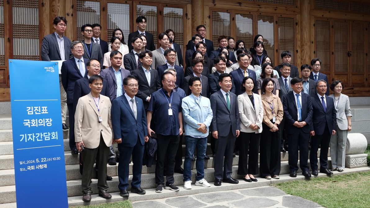 22일(수) 국회 사랑재에서 김진표 국회의장 기자간담회가 진행 중인 모습.(사진=국회사무처 사진팀)