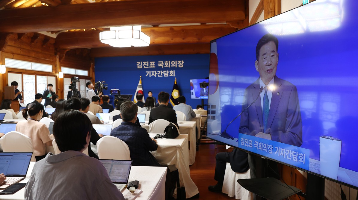 김진표 국회의장이 22일(수) 국회 사랑재에서 열린 퇴임 기자간담회에서 모두발언을 하고 있다.(사진=국회사무처 사진팀)