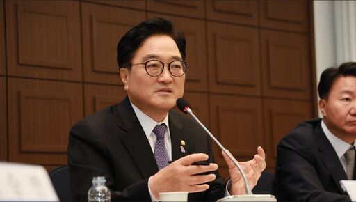 우원식 국회의장이 24일(월) 관훈클럽 초청 토론회에 참석해 기조연설을 하고 있다.(사진=김지범 촬영관)