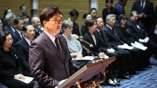 오전 서울시 용산구 효창동에 위치한 백범김구 기념관 대회의실에서 열린 '백범 김구 선생 제75주기 추모식'에 참석해 "교류와 협력, 평화를 버린 채로 미래로 갈 수 없다는 것을 모두