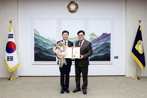 김민기 제37대 국회사무총장이 27일(목) 오후 국회접견실에서 열린 취임식에 참석해 취임사를 하고 있다.(사진=국회사무처 사진팀)