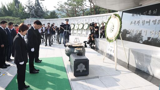 우원식 국회의장이 28일(금) 오전 제22대 국회 전반기 의장단 등과 함께 서울 동작구에 있는 국립서울현충원을 찾아 순국선열을 참배하고 있다.(사진=국회사무처 사진팀)