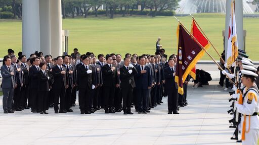 28일(금) 오전 제22대국회 전반기 의장단과 5석 이상 정당 원내대표, 상임위원장 등과 함께 서울 동작구에 있는 국립서울현충원을 찾아 순국선열에게 참배했다. 우 의장은 방명록에 "숭고한 헌신을 기억하겠습니다! 그 뜻을 받들어 국민을 섬기는 국회를 만들겠습니다"라고 남겼다.